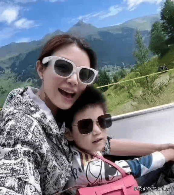 陈妍希儿子正脸照_钢笔面包侠_2024年07月10日