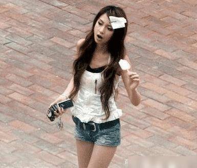 杨颖18岁在日本照片曝光,大口啃雪糕毫无形象,整容与否一看便知