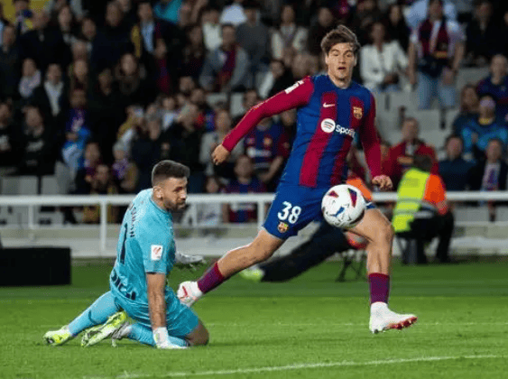 西甲第10轮继续进行,年仅17岁的马_巴萨_比赛_吉乌