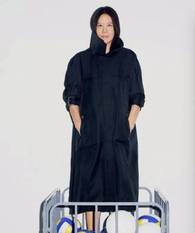 郎平最新广告大片:奢华风采展现,坚持每日康复