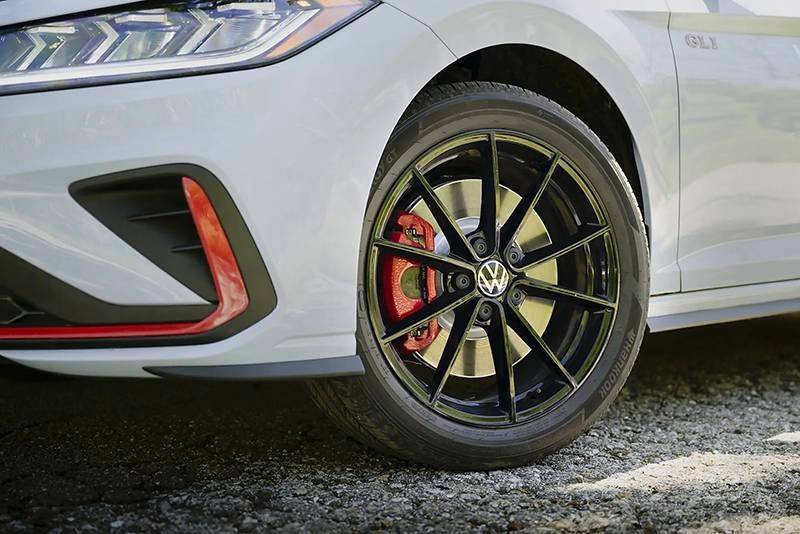 普通版车型采用17英寸的旋转式轮毂,gli车型则提供18英寸的熏黑轮毂