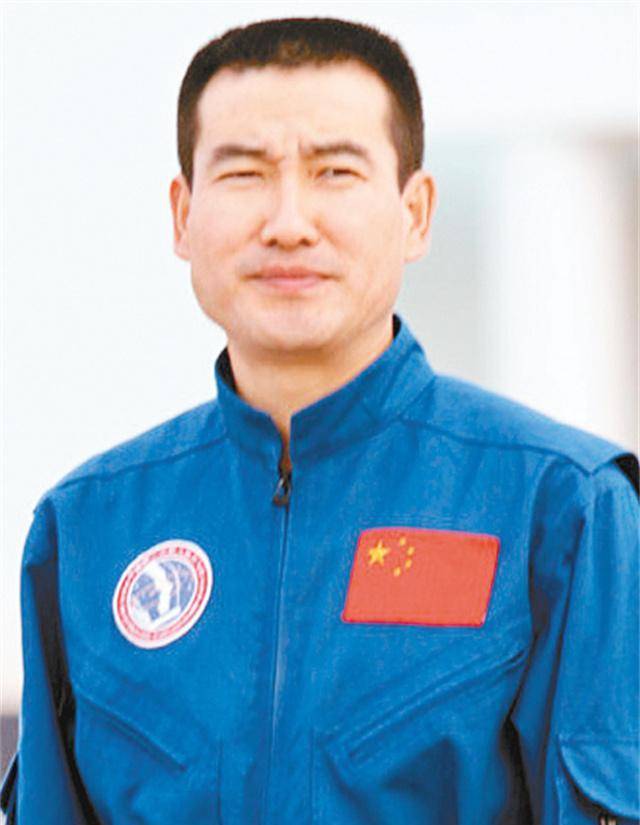 03年翟志刚结束任务后回家,却发现母亲已去世,在遗像前长跪不起