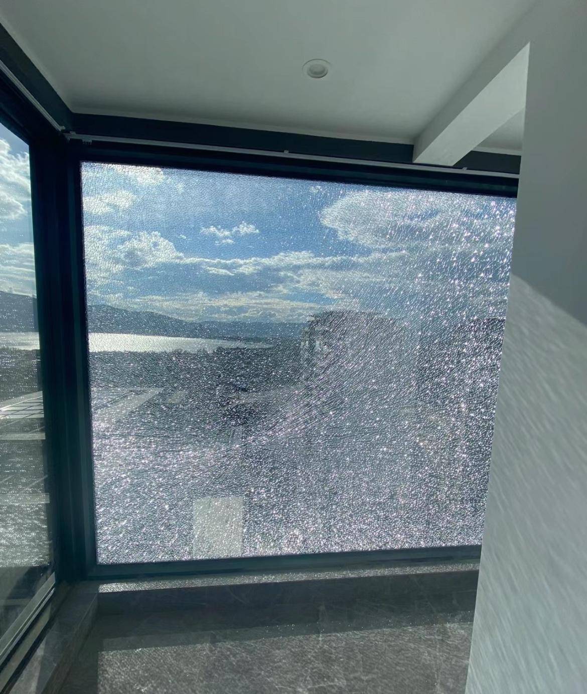 10平米左右的窗户,吊装费随随便便2000左右都是正常的,一般玻璃越大