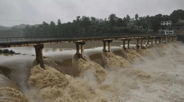 蓄水近20年,为何长江还会"上堵下涝"?_建设_防洪_洪水