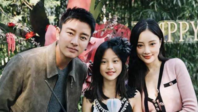 李小璐带女儿阿那亚看楼盘,旁边一小男孩引热议_贾乃亮_网友_孩子