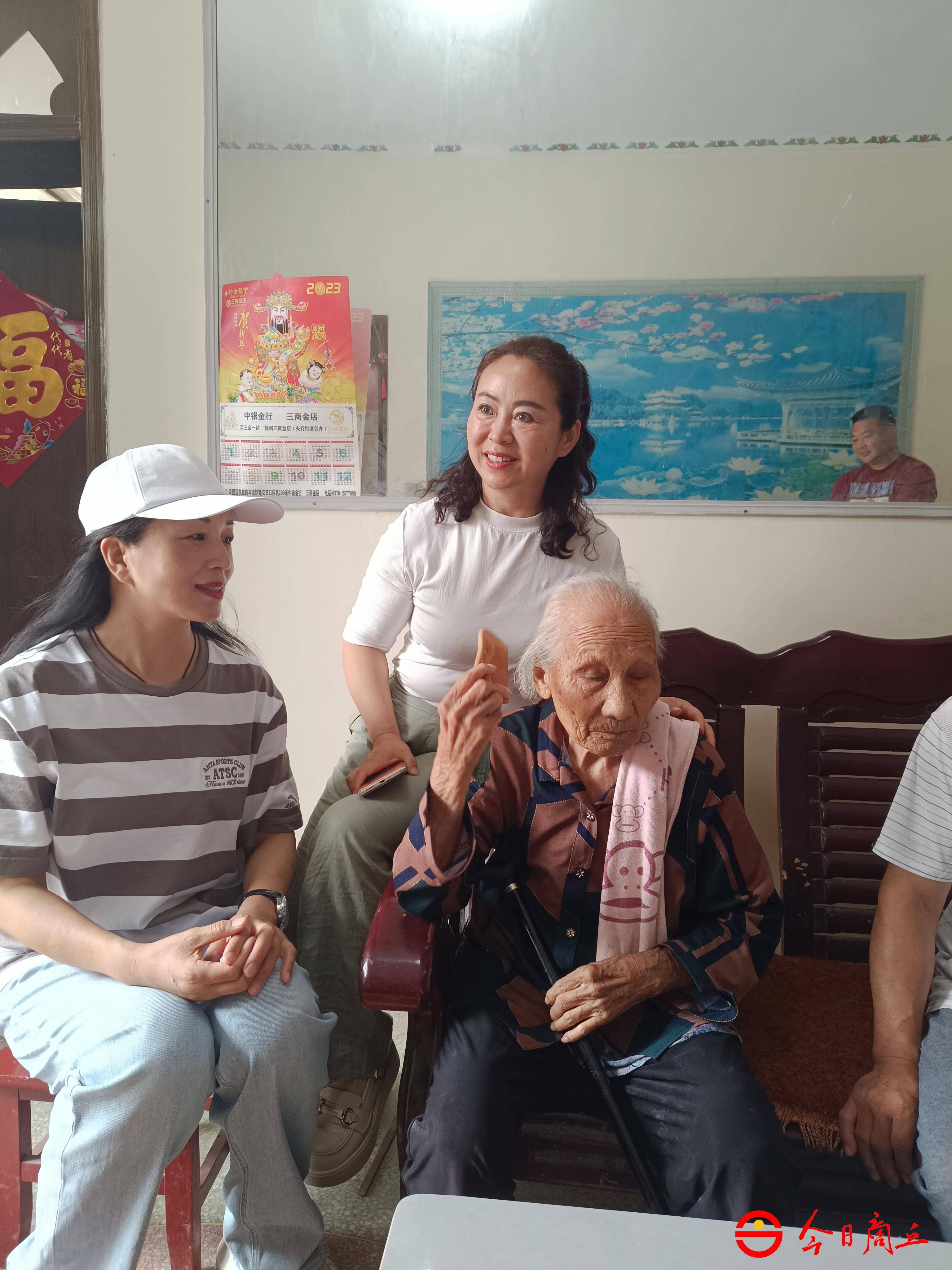 商丘非遗代表性传承人赵红霞(左)和高玮正在给王王氏聊天王王氏有没有