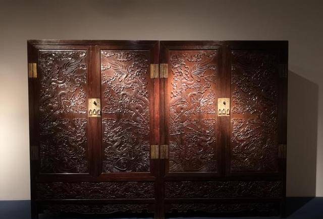 清乾隆紫檀雕九龙纹大四件柜是清朝时期的工艺品,其体积大的特点