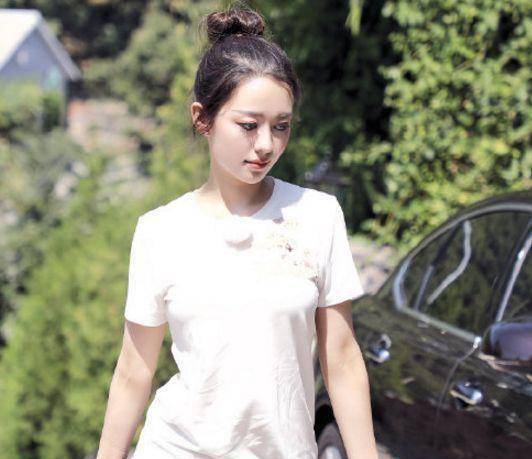 吉娜为何一直都浓妆艳抹?看到她的素颜照,真的是25岁吗?