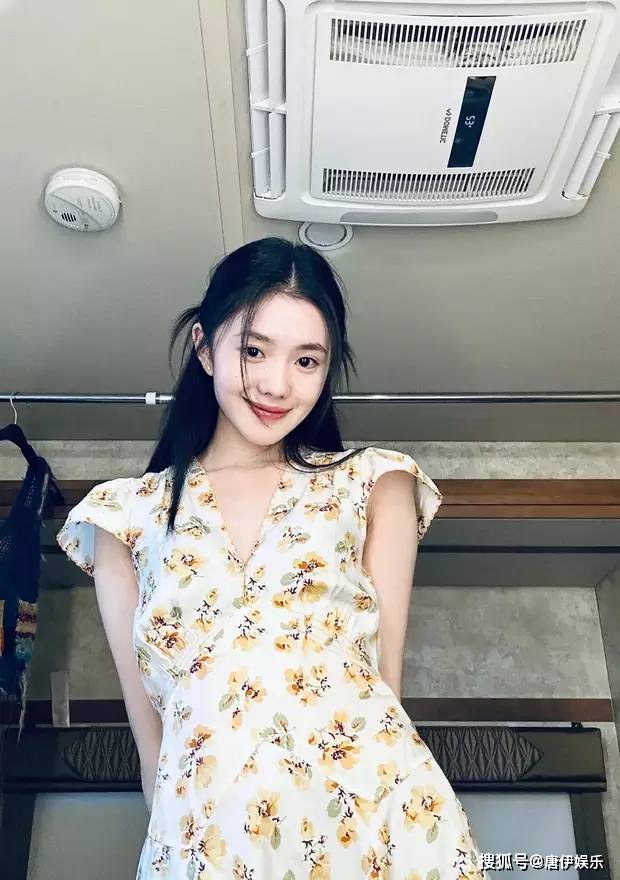 刘浩存晒随拍,甜美笑容展少女风采,明媚五官与优雅锁骨吸睛