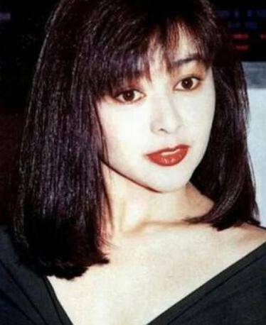 关之琳巅峰期魅力有多大?看她的泳装剧照,终于明白啥叫女人味