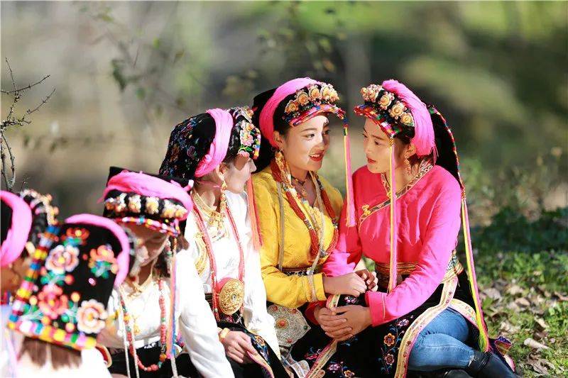 丹巴县位于甘孜藏族自治州东部,是甘孜州的东大门,全县海拔1700至5521
