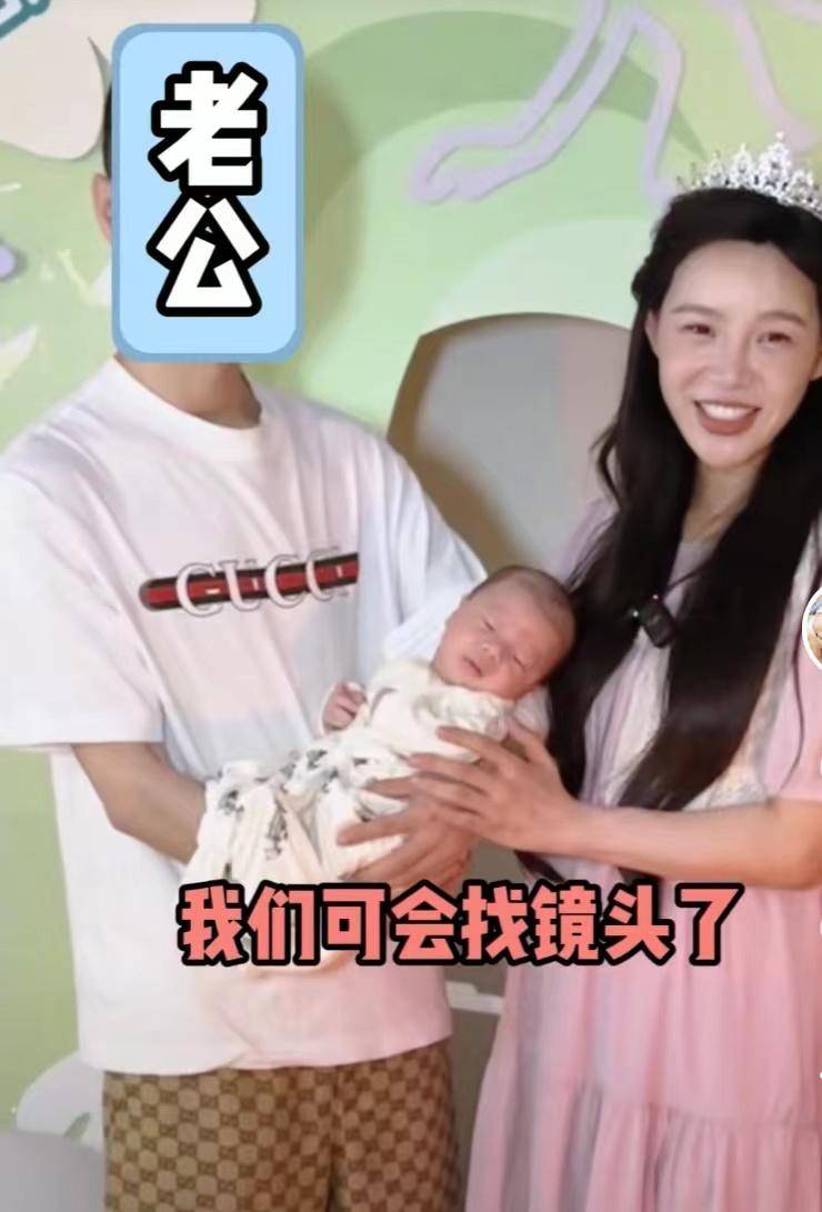 小贝饿了儿子满月!四代同堂,婆家人惹热议!老公罕露脸满头白发