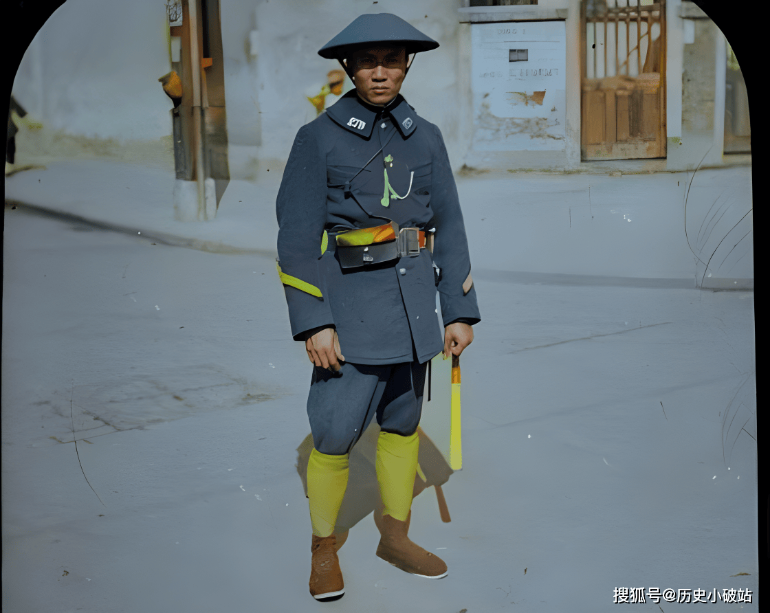 照片:清末监狱看守;裹小脚真实样子;小凤仙与好友小桂_蔡锷_清朝_女性