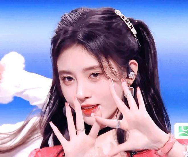 原创            鞠婧祎突破5w超like，内娱首位女明星-女明星鞠婧祎人气排名