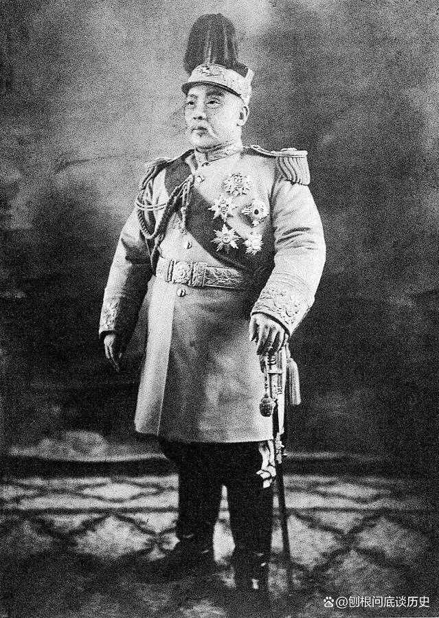 三是袁世凯的祖父,袁树三有两个儿子,其中长子袁保中就是袁世凯的父亲