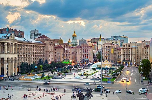 他买了一部相机,经常会背着相机走在乌克兰的街头上用镜头记录下美丽