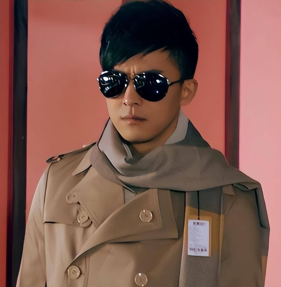 李佳航官宣"新身份"!这一次,他可算能撕下"张伟"的标签