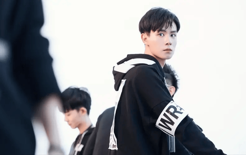 正是这些爆款热剧的积累,胡一天渐渐崭露头角,后来已经能独当一面