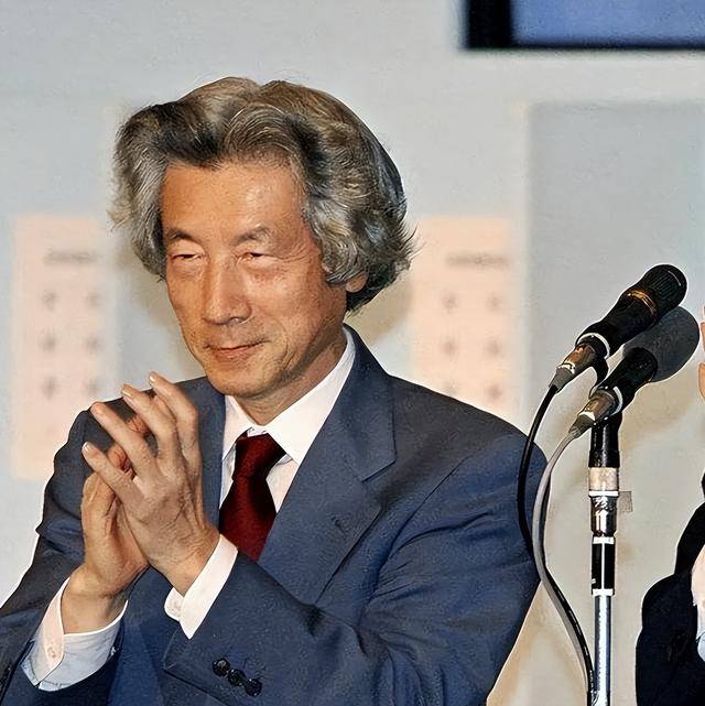 2001年小泉纯一郎访华,参观完抗日纪念馆后,用毛笔写下两个汉字