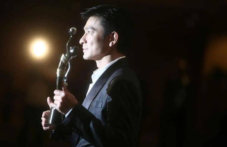 人前是演员,背后是经纪公司大老板,这些明星个个闷声发大财_刘德华