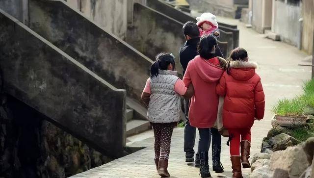 "女儿大了就是泼出去的水,总归要嫁给外人的;只有儿子陪在身边,才是