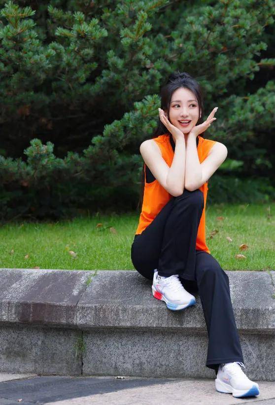 为钱出道,借胸上位,娱乐圈最后一位性感尤物,竟是现代"樊胜美"?