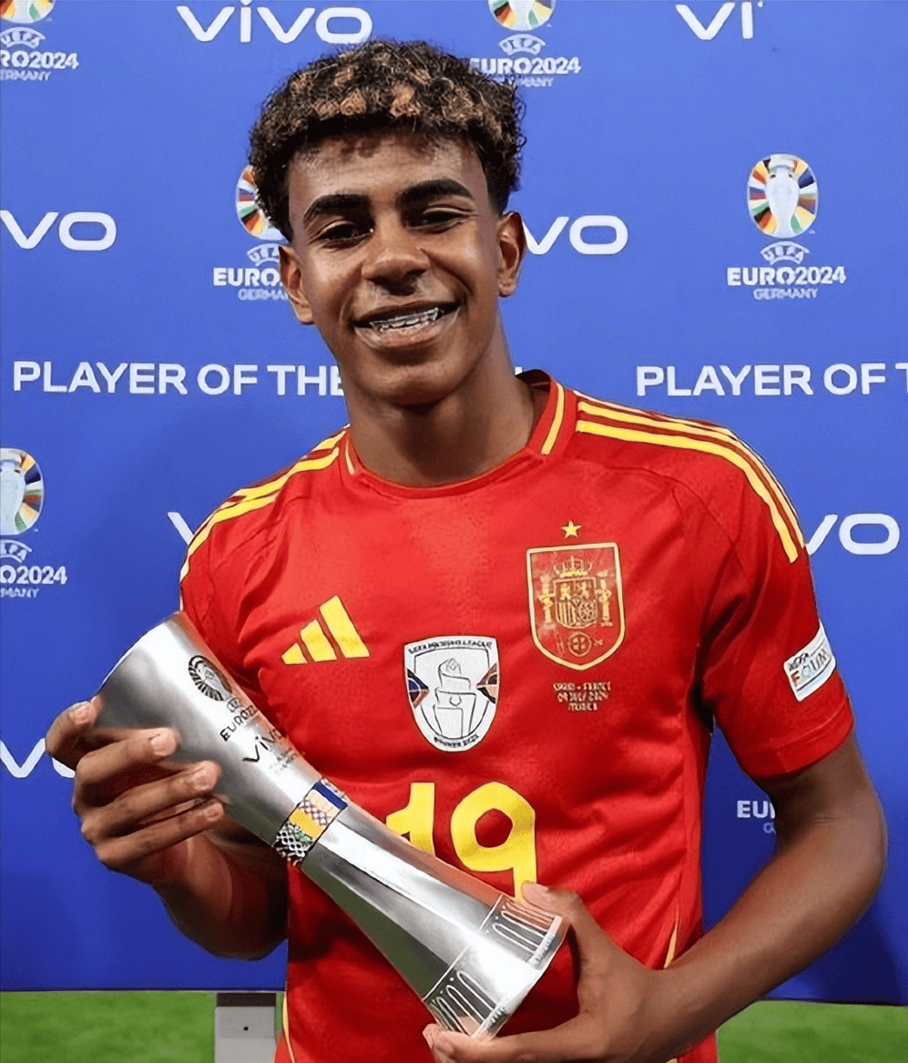 与此同时,成名许久的足球巨星c罗却被各大媒体列入本届欧洲杯的最佳