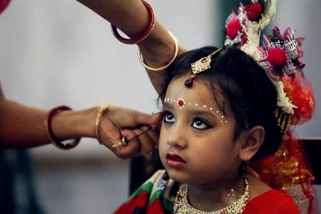 揭秘印度奇葩习俗:圣女制度,10岁少女就要服侍寺庙僧人