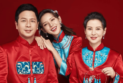 明星全家福罕见曝光,果然好看都是靠基因,刘亦菲一家强的可怕.