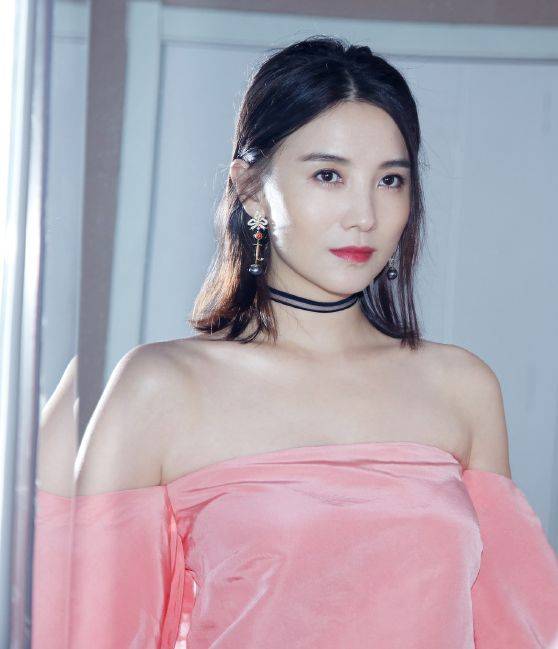 宋佳参加活动生图曝光,肩膀种花花痕迹明显,身材丰腴人高马大