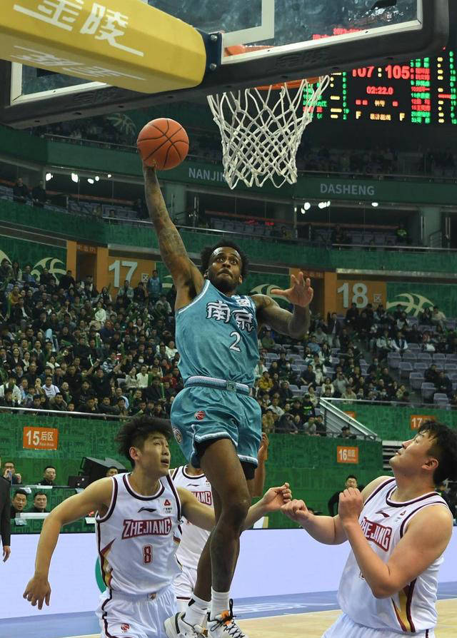 方面表现出色,已在联赛中确立了自己的地位;而塔克法尔尽管身高出众