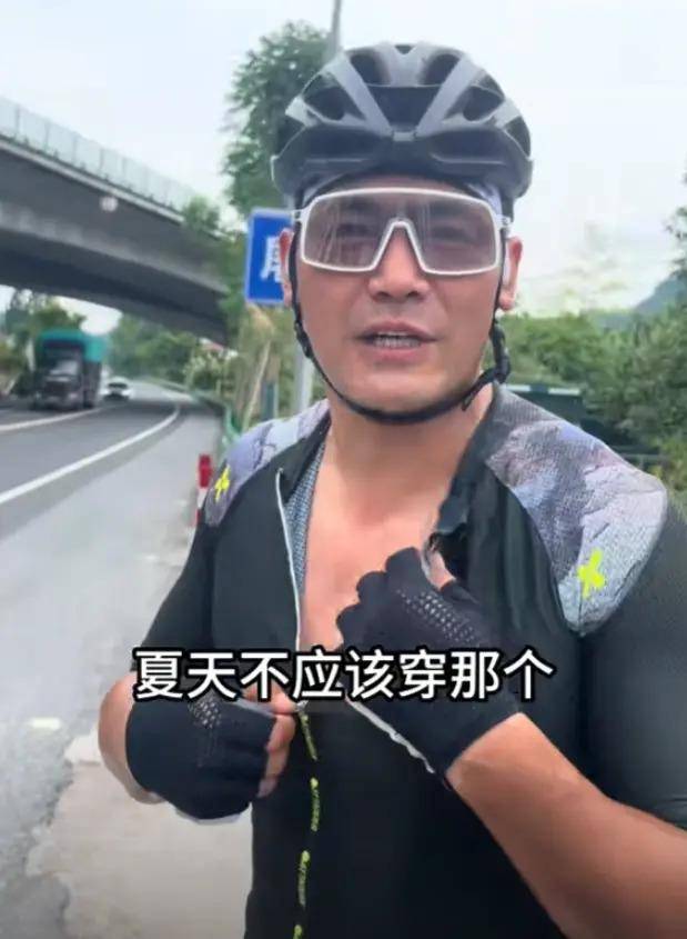 56岁邵兵近照!一身肌肉骑行,满脸胡茬沧桑憔悴