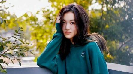 王菲女儿李嫣晒自拍,照片自信成熟,打扮酷飒_李亚鹏_成长_个性