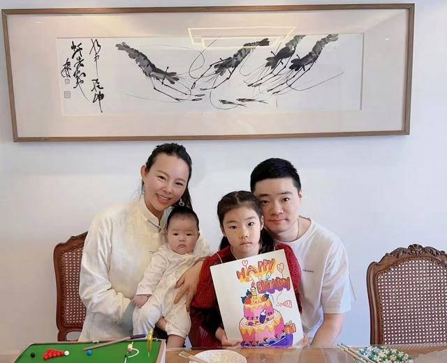 37岁丁俊晖常驻英国,年收入超千万,43岁妻子家世显赫,身材依旧傲人