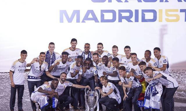 年阵容2004年的皇家马德里被誉为"银河战舰",球队阵容星光熠熠:-门将