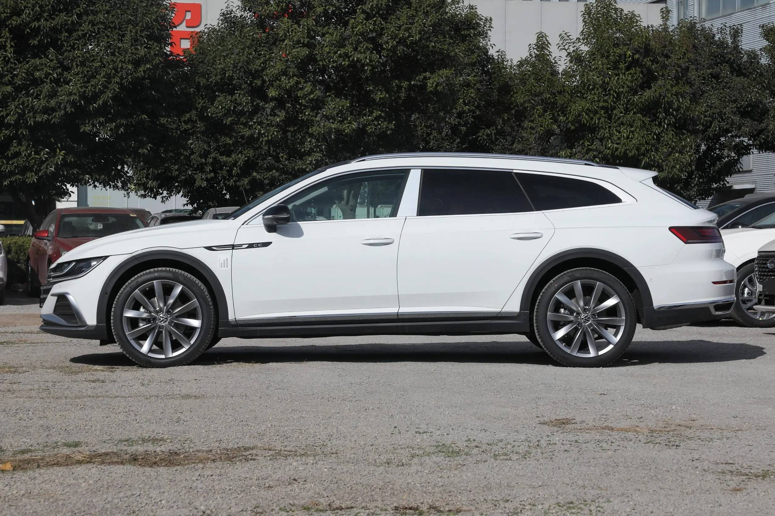 "最美大众"官降25000,配无框门,轿跑/猎装供选,老款优惠7万