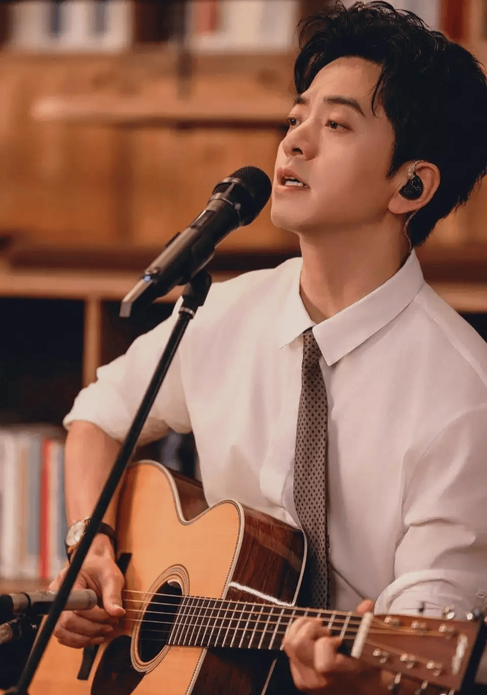 李健夫妇餐厅被偶遇,小腿粗短比例五五分,盯妻子背影满脸嫌弃!