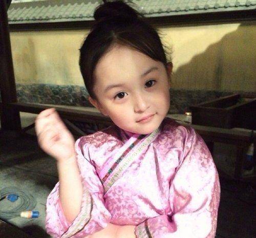 剧中饰演小时候的主角芈月的小女孩刘楚恬凭借甜美可爱的外表迅速走红