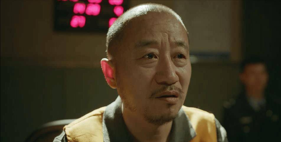 杀害张清的凶手到底是谁?张青被杀的当晚,现场竟然出现了三个人.