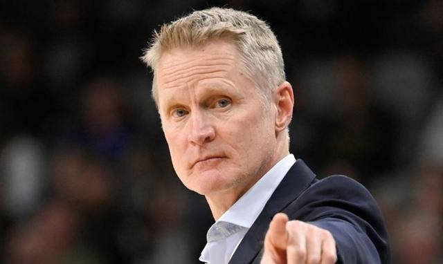 他坚持让乔尔·恩比德在替补席上待命,而将罗伯特·威廉姆斯派上场.