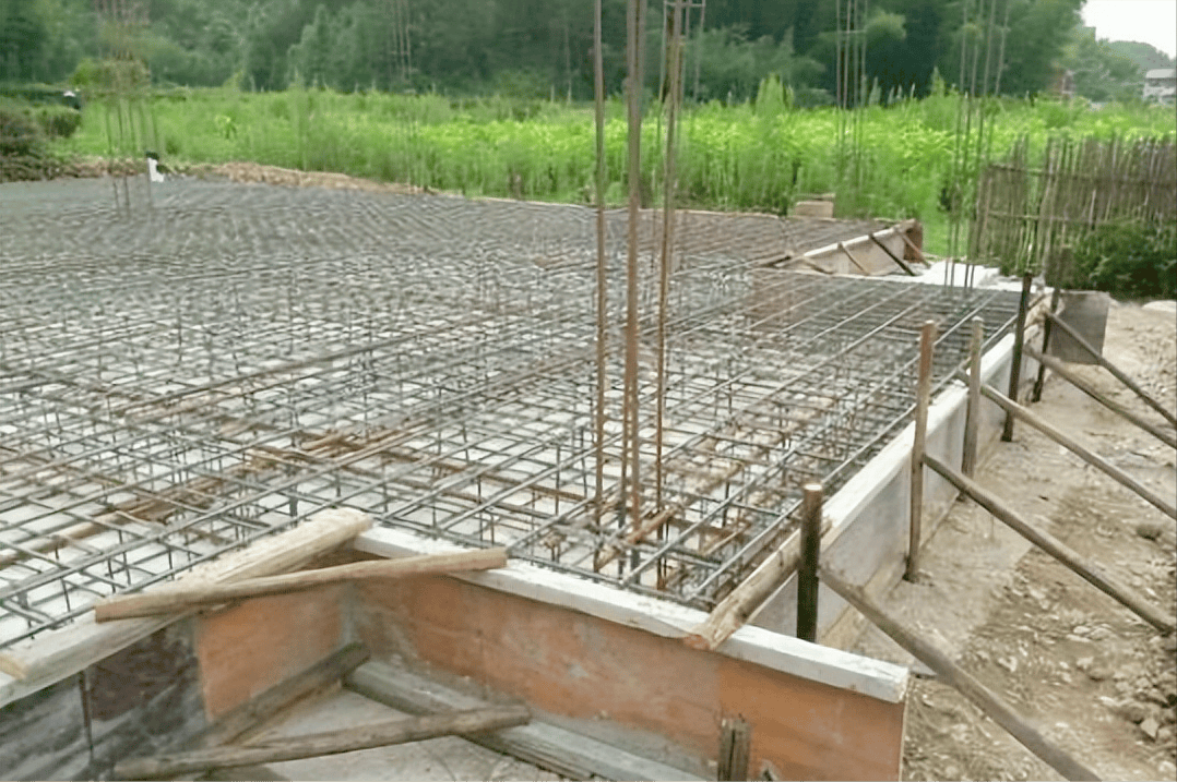 女子不挖地基,却砸7万做满堂红,被邻居嘲讽风大都能玩漂移!