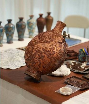 景泰蓝又称"铜胎掐丝珐琅 ",是代表中国工艺艺术高度的国家级非遗;在