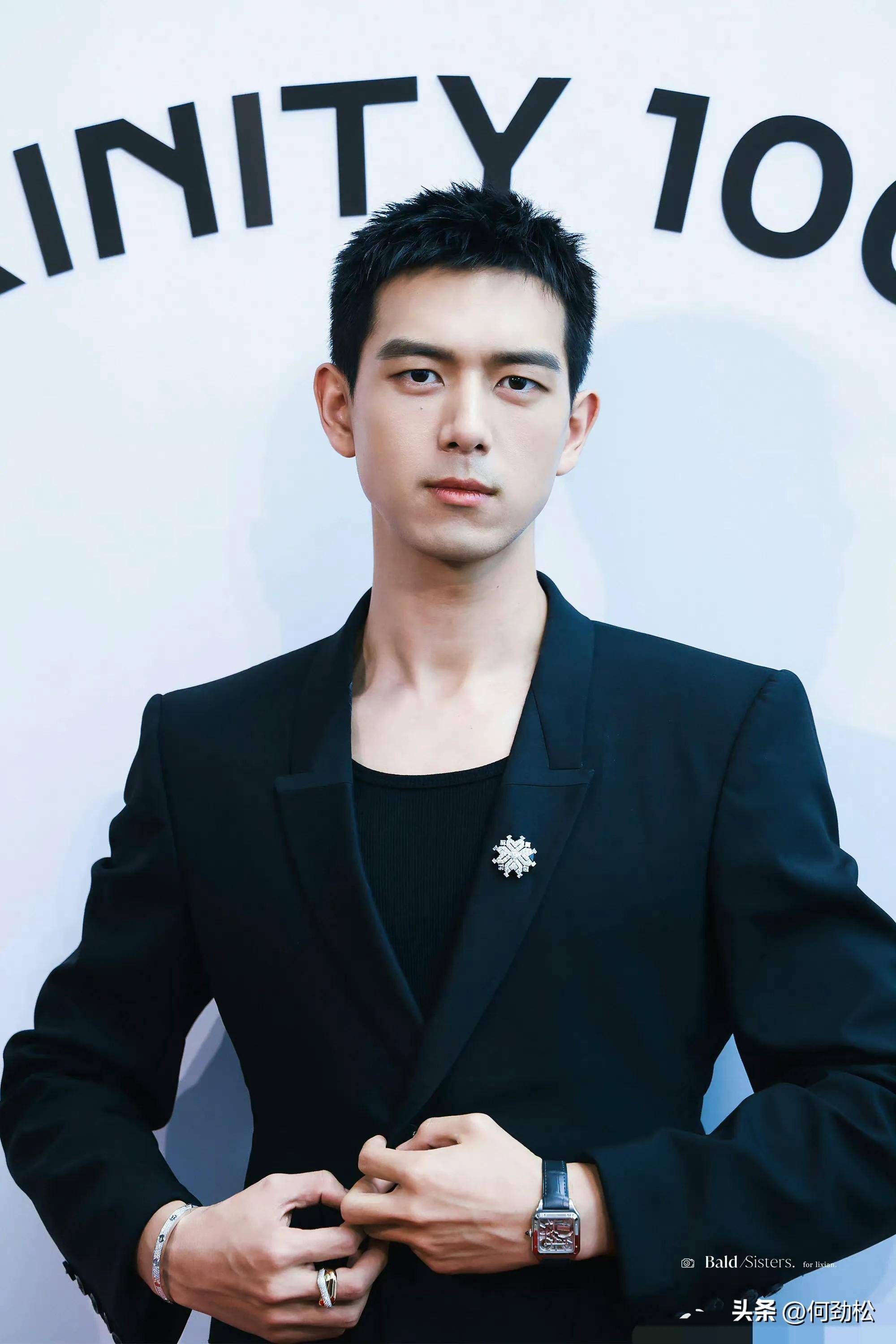 第二位李现现在肖战早已经成为了内娱超级断层顶流了,市场和商业价值