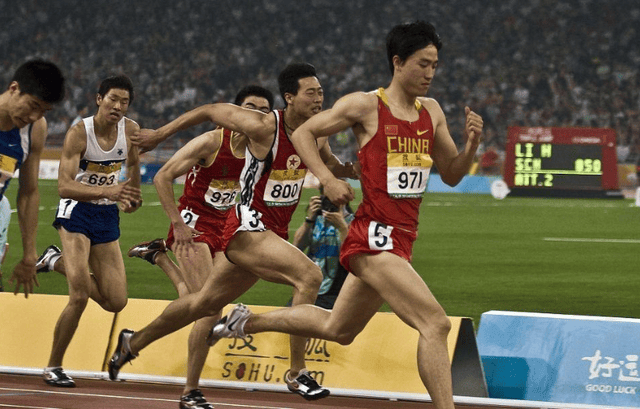 2008年北京奥运会上,刘翔因右脚跟腱伤病复发,不得不在预赛中退赛