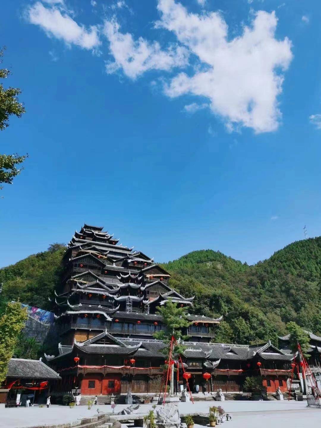 最后,游览洪崖洞,体验古今交融的独特魅力.