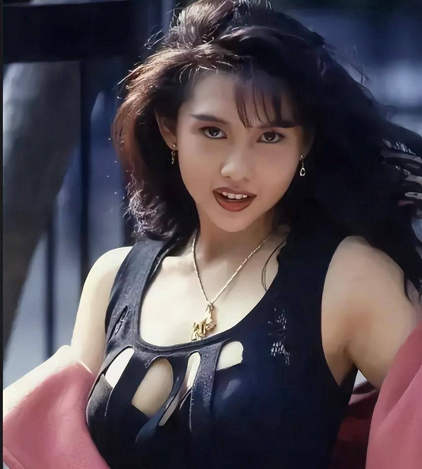 都是"童颜巨乳",邱淑贞和田曦薇到底谁更美?