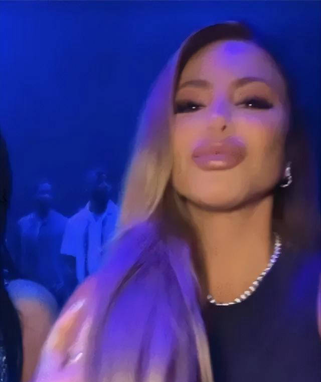 库兹马与皮蓬前妻拉尔萨同框夜店狂欢!