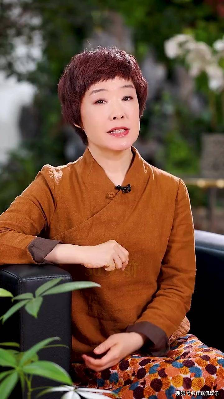 央视公认的才女,结婚30年却无儿女的她是谁_王雪纯_生活_个人