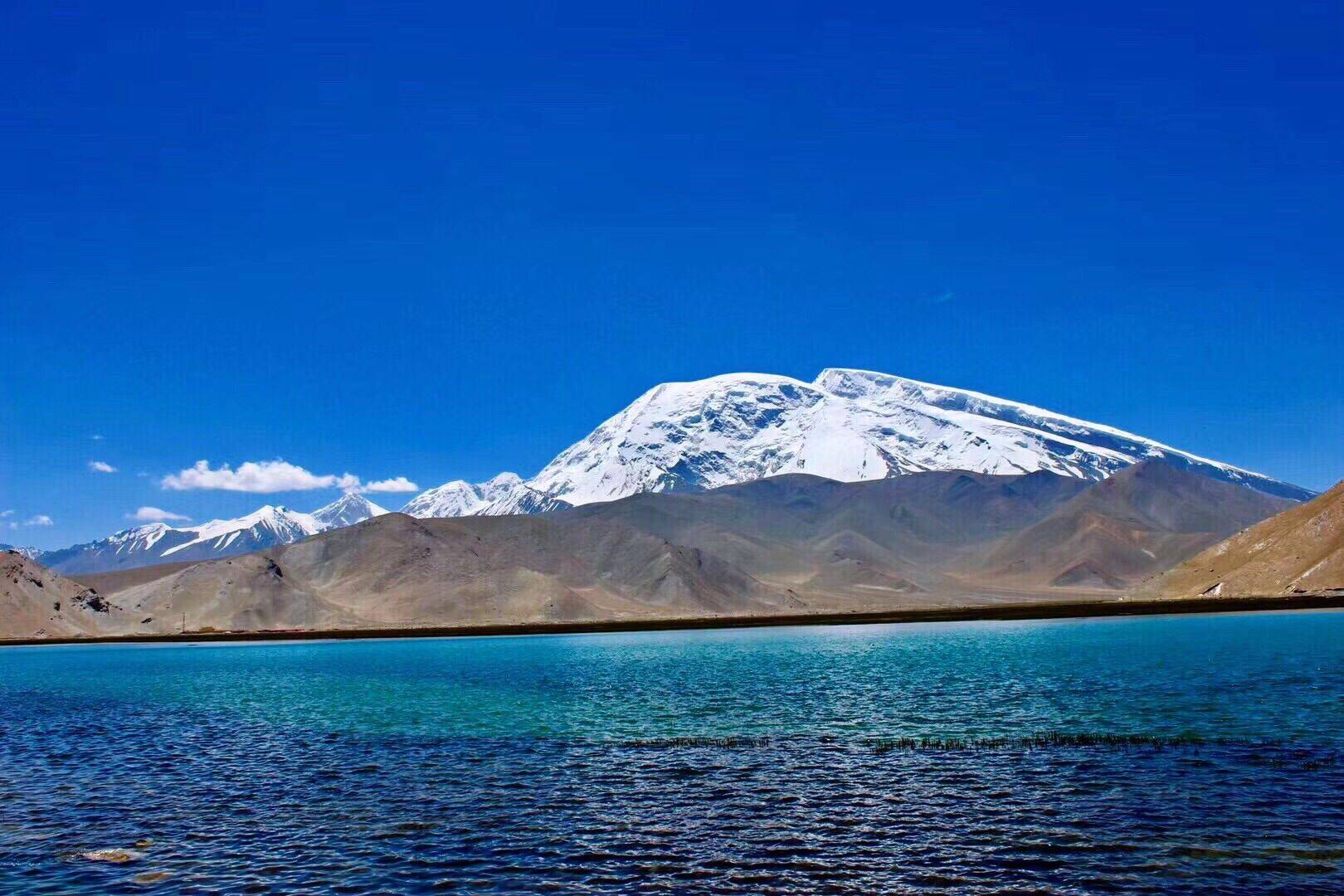 慕士塔格峰下的蓝色宝石:探秘喀拉库勒湖的自然奇观