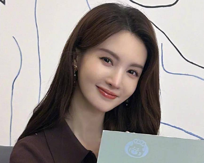 33岁金晨自拍大变样,撞脸姚晨网友直呼难认出,被调侃脸总在变